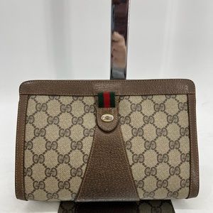 ❤️SOLD❤️Gucci vintage clutch w/logo